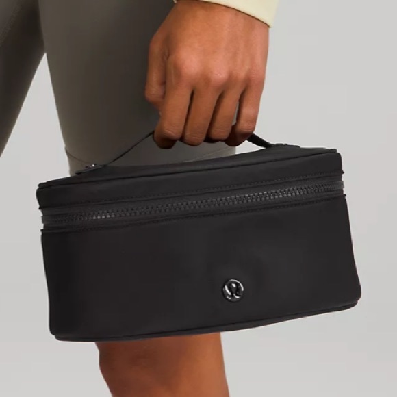 ๐WT! Lululemon Oval Top-Access Kit 3.5L in Black - Picture 6 of 13